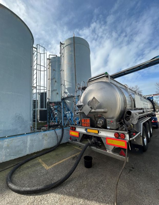 Afleveren van het afvalwater bij het tankenpark